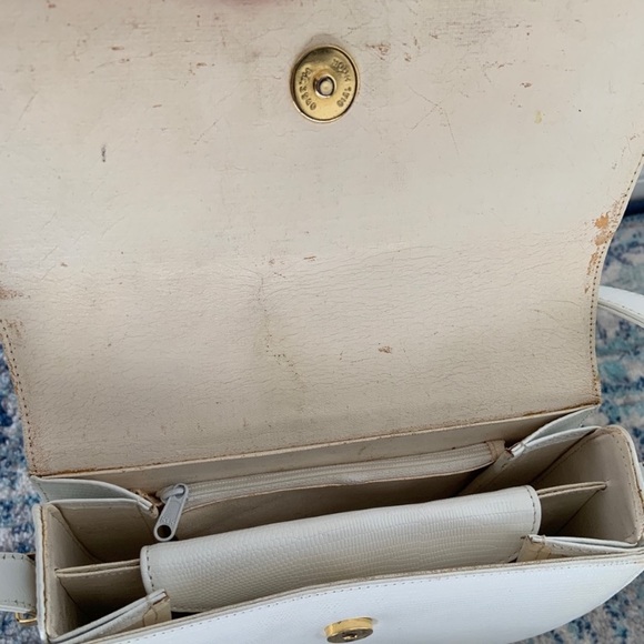 Vintage White Purse With Gold Leopard Clasp - Picture 4 of 7